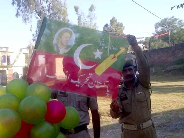 Hot-air-balloons-carrying-election-banner-of-Imran-Khan-s-Pakistan-Tehreek-e-Insaf-party