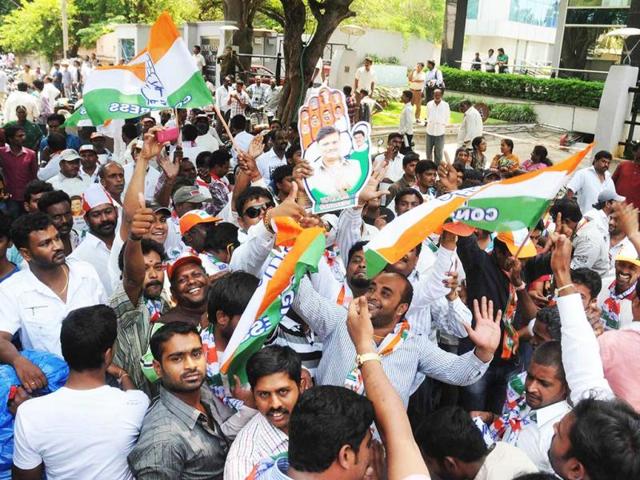 Congress party workers celebrate as the party candidates' lead in Karnataka Assembly polls in Bengaluru. (UNI)