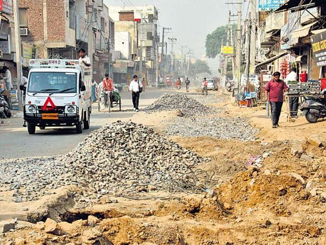 Commuters-and-pedestrians-face-a-lot-of-problems-due-to-the-dug-up-road-Manoj-Kumar-HT-Photo Commuters-and-pedestrians-face-a-lot-of-problems-due-to-the-dug-up-road-Manoj-Kumar-HT-Photo
