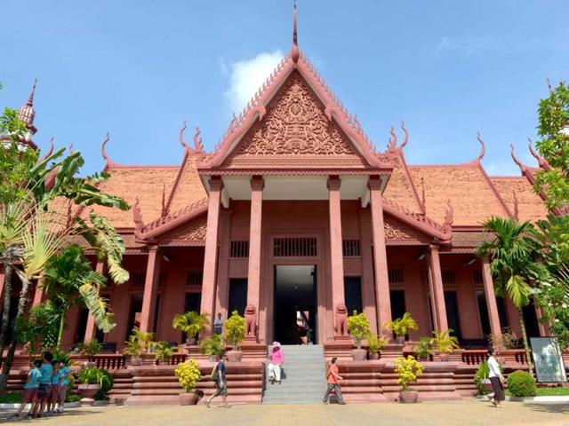 Tourists walk past the National Museum building in Phnom Penh. Cambodia is expected to receive 4 million foreign visitors in 2013, an expected 12 percent rise year-on-year. AFP photo