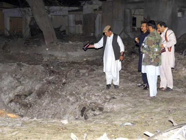 Pakistani security officials inspect the site of a suicide bomb attack in Quetta. (AFP)