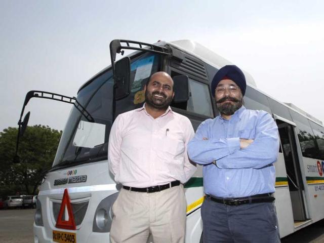 Subinder-Khurana-R-and-Ashok-Vashist-CEO-WTI-Travel-Rentals-C-with-a-Smart-Ride-bus-one-of-the-vehicles-of-the-feeder-service-that-bridges-the-gap-between-the-metro-and-the-cybercity-Sanjeev-Verma-HT Subinder-Khurana-R-and-Ashok-Vashist-CEO-WTI-Travel-Rentals-C-with-a-Smart-Ride-bus-one-of-the-vehicles-of-the-feeder-service-that-bridges-the-gap-between-the-metro-and-the-cybercity-Sanjeev-Verma-HT