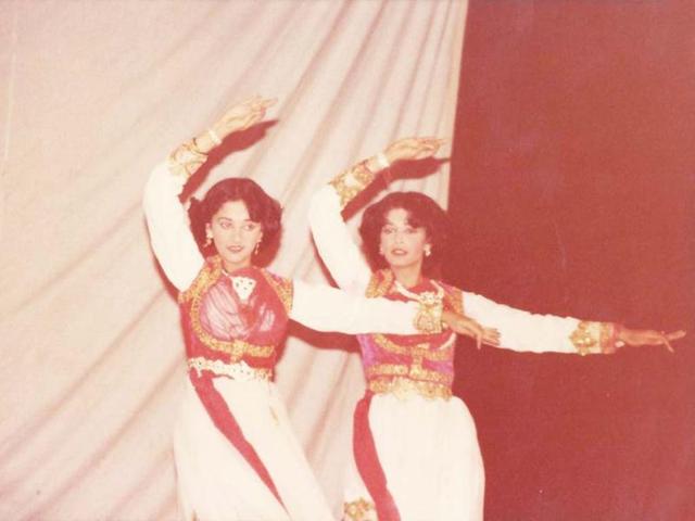 Madhuri Dixit dances with her sister during school days.(Photo courtesy: Facebook/MadhuriDixitNene)