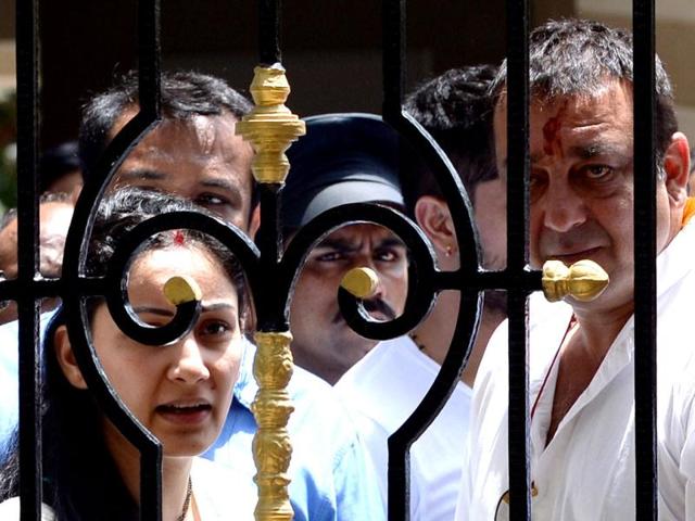 Sanjay Dutt (R) and his wife Manyata look on before leaving his residence to surrender to a special Terrorist and Disruptive Activities (TADA) court in Mumbai on May 16, 2013. (AFP Photo)