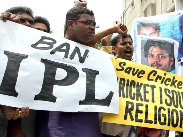 Protestors-shout-slogans-against-the-three-cricketers-who-are-allegedly-involved-in-spot-fixing-in-Bangalore-PTI-photo Protestors-shout-slogans-against-the-three-cricketers-who-are-allegedly-involved-in-spot-fixing-in-Bangalore-PTI-photo