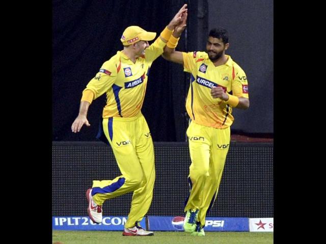 Chennai Super Kings Ravindera Jadeja and his team mates celebrate the wicket of Royal Challengers Bangalore batsman de Villiers during the T20 cricket match at M Chinnaswamy Stadium, Bangalore. (Mohd Zakir/HT)