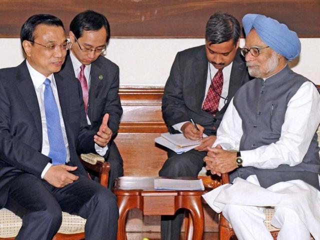 Prime Minister Manmohan Singh talks with his Chinese counterpart Li Keqiang in New Delhi. PTI Photo