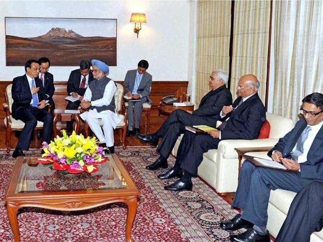 Prime Minister Manmohan Singh talks with his Chinese counterpart Li Keqiang in New Delhi. PTI Photo