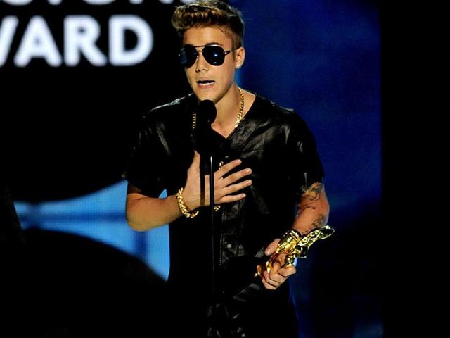 Justin-Bieber-accepts-the-milestone-award-at-the-Billboard-Music-Awards-at-the-MGM-Grand-Garden-Arena-in-Las-Vegas-AP-Photo