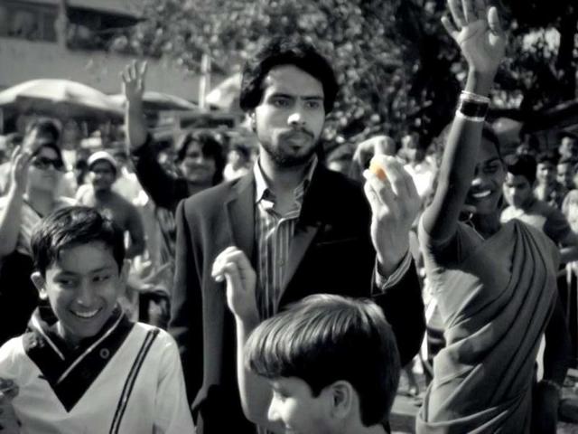 Hemwant Tiwari says that shooting at Saat Raasta, Mumbai was the toughest part as the crowd was simply uncontrollable. It took hours of patience for the production team to can it.