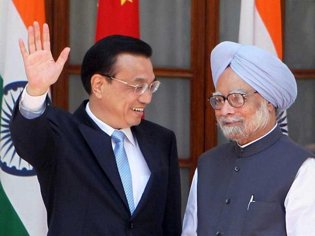 Prime Minister Manmohan Singh and Chinese Premier Li Keqiang at a joint press conference after a meeting at Hyderabad House in New Delhi. PTI Photo