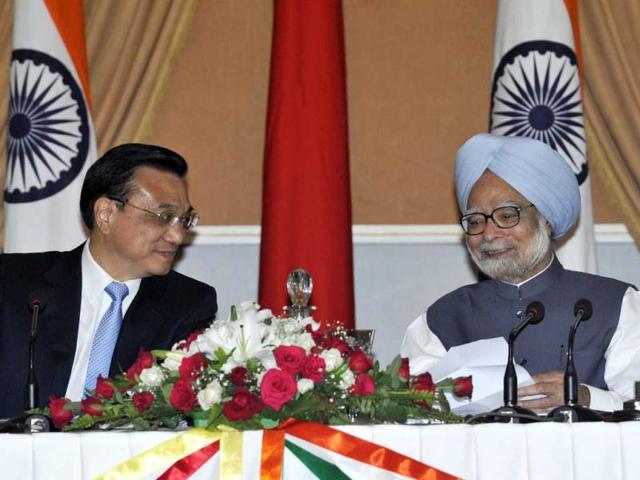 Chinese Premier Li Keqiang interacts with the media statments during the signing of agreements ceremony with Prime Minister Manmohan Singh at Hyderabad House in New Delhi. HT Photo/Vipin Kumar