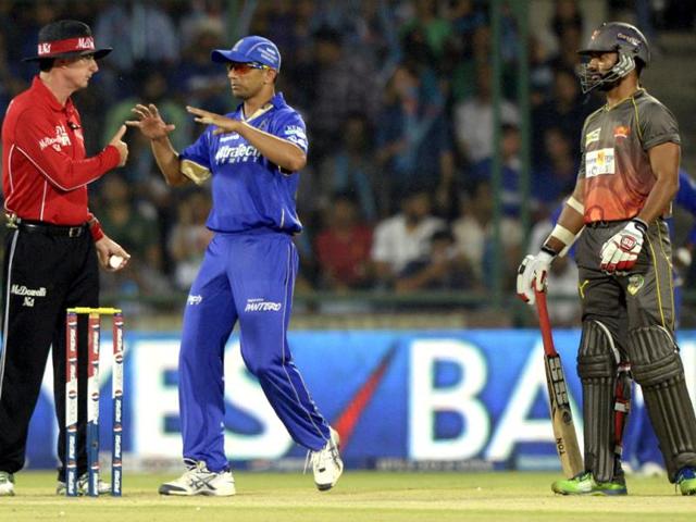 Rajasthan Royals captain Rahul Dravid talks with the umpire during the T20 eliminator match against Sunrisers Hyderabad at Ferozshah Kotla Ground in New Delhi . HT photo/Mohd Zakir