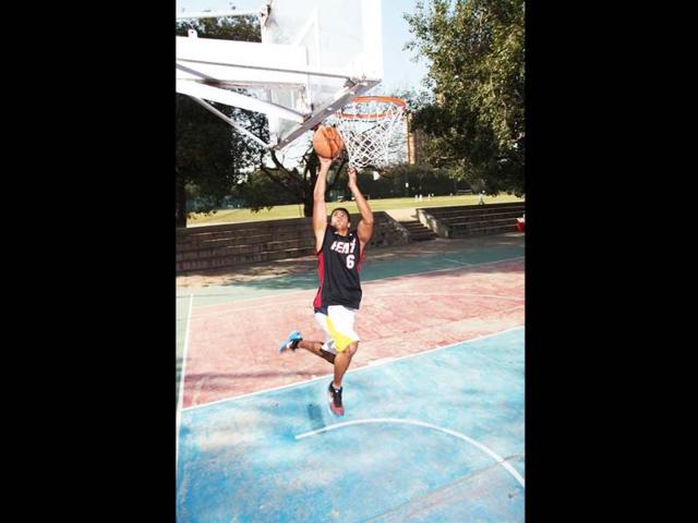 Sohal’s own workout features 30 minutes of running on the field, after which he does 90 minutes of drills. One of his routines is called ‘Figure of 8’, in which 4 or 5 people run behind one another in a figure of 8 formation. This might sound easy, but it isn’t, especially when you cross other players. (Photo courtesy: Anil Chawla)