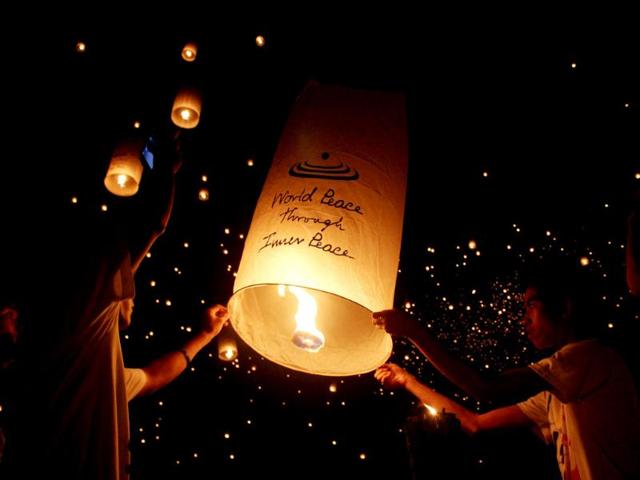 Students release 15,185 sky lanterns, during an attempt for the Guinness book of World Records for most number of sky lanterns flown simultaneously, on the football field of the University of the Philippines Visayas (UP-Visayas) in Miag-ao town, Iloilo province, central Philippines. AFP