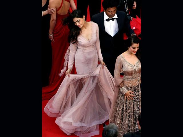 Indian beauty Puja Gupta sashays down the carpet