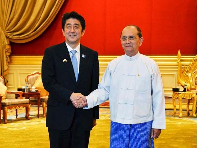 Myanmar President's Thein Sein (R) shakes hands with Japan's Prime Minister Shinzo Abe as they meet at the Presidential Palace in Naypyitaw. (Reuters)