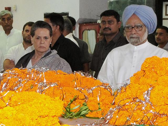 Prime Minister Manmohan Singh (R) and Congress president Sonia Gandhi pay homage to slain party leader Nand Kumar Patel in Raipur. AFP Photo/PIB