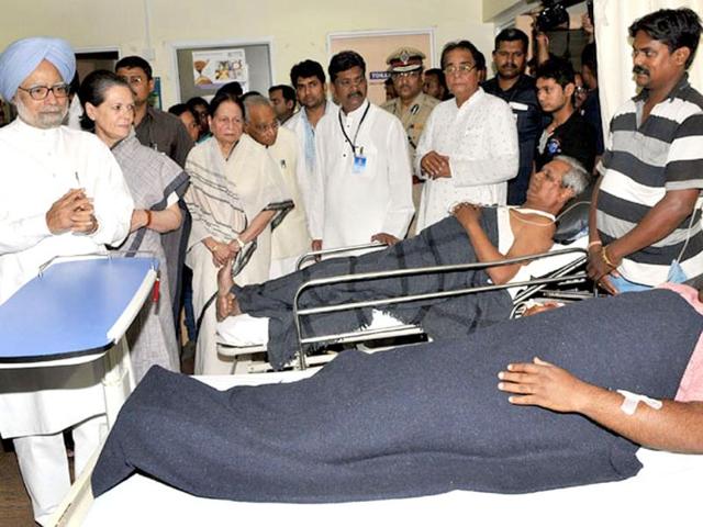 Prime Minister Manmohan Singh (L) and Congress president Sonia Gandhi (2L) meet injured survivors of the attack at the Rama Krishna Care Hospital in Raipur. AFP Photo/PIB