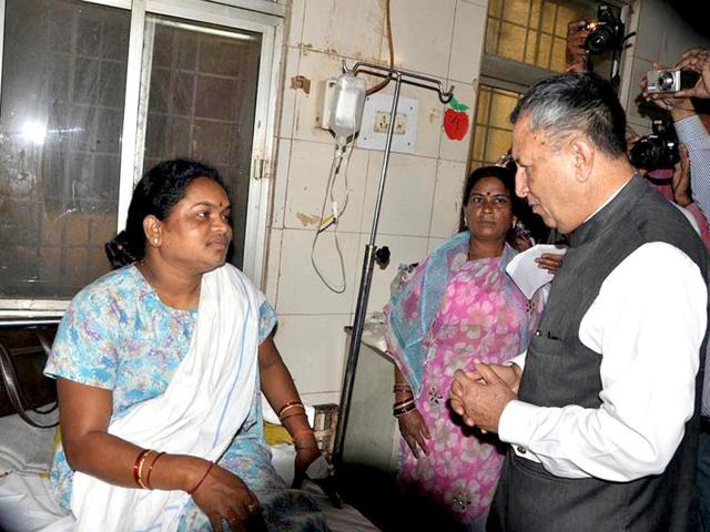 Chhattisgarh governor Shekhar Dutt interacts with the injured in the Naxal attack at the Maharani hospital in Raipur on Sunday. UNI Photo