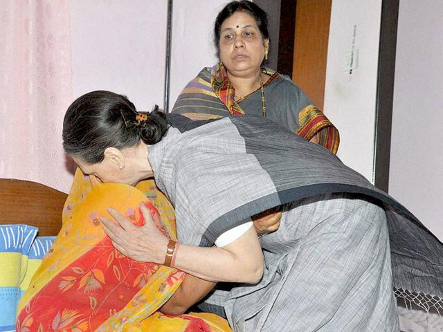 Congress president Sonia Gandhi gives the solatium to family members of Chhattisgarh Congress president Nand Kumar Patel in Raipur on Sunday. PTI Photo