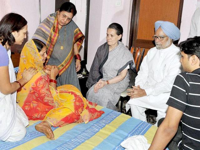 Prime Minister Manmohan Singh and Congress president Sonia Gandhi give the solatium to family members of Chhattisgarh Congress president Nand Kumar Patel in Raipur on Sunday. PTI Photo