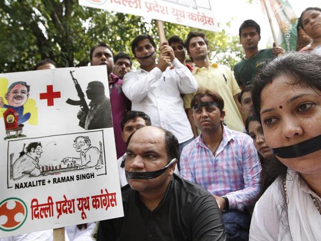 Activists of Delhi Pradesh Youth Congress during a protesting against the Chhattisgarh Maoist attack in front of the BJP headquarters on Sunday. HT Photo/Arvind Yadav