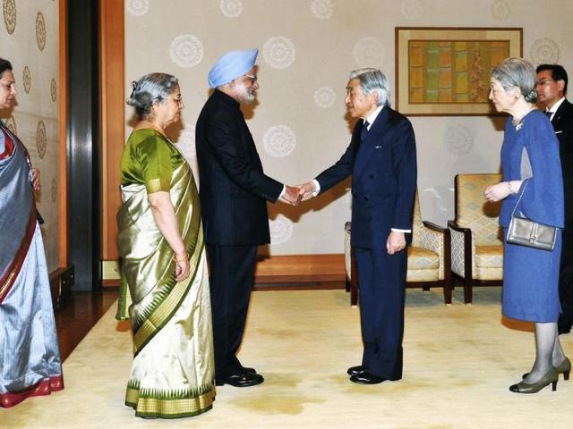 Prime Minister Manmohan Singh (3rd L) shakes hands with Japan's Emperor Akihito (3rd R) while Indian first lady Gursharan Kaur (2nd L) and Empress Michiko (2nd R) look on at the Imperial Palace in Tokyo. AFP photo
