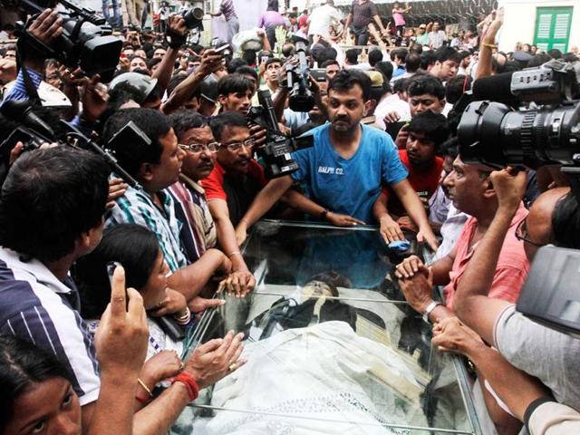 The body of Indian film director Rituparno Ghosh is carried for cremation in Kolkata, India, Thursday, May 30, 2013. (AP Photo) The body of Indian film director Rituparno Ghosh is carried for cremation in Kolkata, India, Thursday, May 30, 2013. (AP Photo)