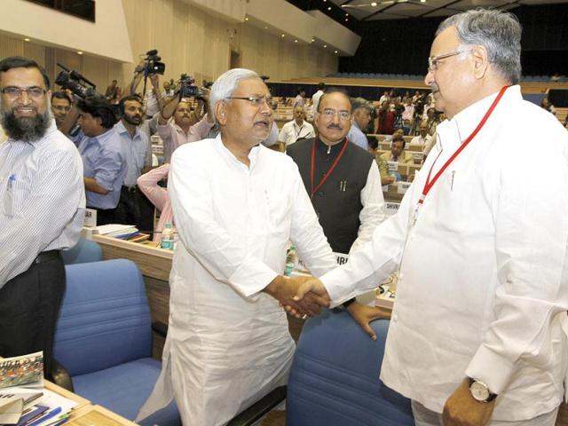 Bihar chief minister Nitish Kumar with Chhattisgarh CM Raman Singh during chief ministers’ conference on internal security at Vigyan Bhawan in New Delhi. (HT Photo/Arvind Yadv)