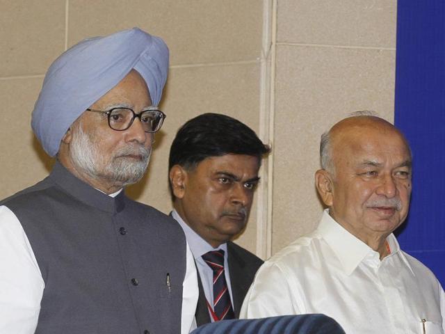 Prime Minister Manmohan Singh with home minister Sushilkumar Shinde and home secretary RK Singh during chief ministers' conference on internal security at Vigyan Bhawan in New Delhi. HT Photo/Arvind Yadav