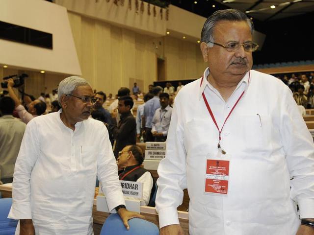 Chief minister of Chhattisgarh Raman Singh with Bihar chief minister Nitish Kumar during chief ministers' conference on internal security in New Delhi. HT Photo/Sunil Saxena