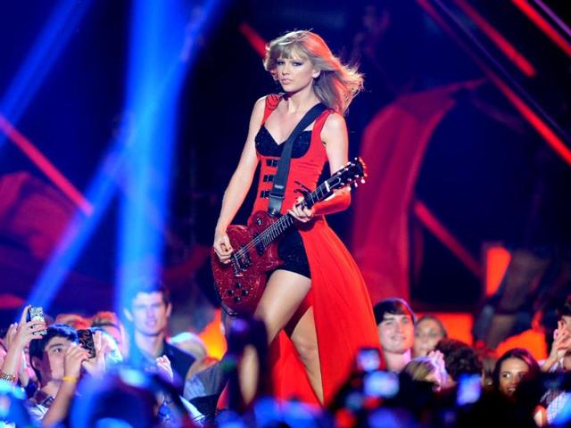 Taylor-Swift-performs-at-the-2013-CMT-Music-Awards-at-Bridgestone-Arena-in-Nashville-Tenn-AP-Photo Taylor-Swift-performs-at-the-2013-CMT-Music-Awards-at-Bridgestone-Arena-in-Nashville-Tenn-AP-Photo