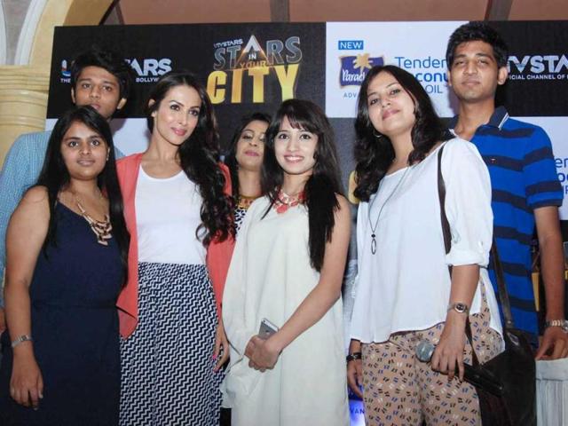 Malaika Arora Khan with fans! (UNI Photo)