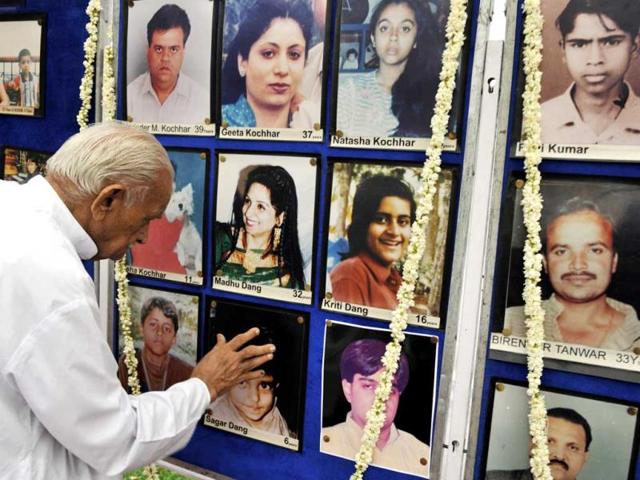 Family members pay tribute to victims of Uphaar Cinema fire that killed 59 people 16 years ago in New Delhi. HT Photo/Sonu Mehta