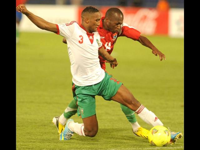 Morocco's Zakarya Bergdich (L) and Sanna Nyassi of Gambia fight for the ball during the FIFA Brazil WC2014 qualifiers match in Marrakech, Morocco. AFP