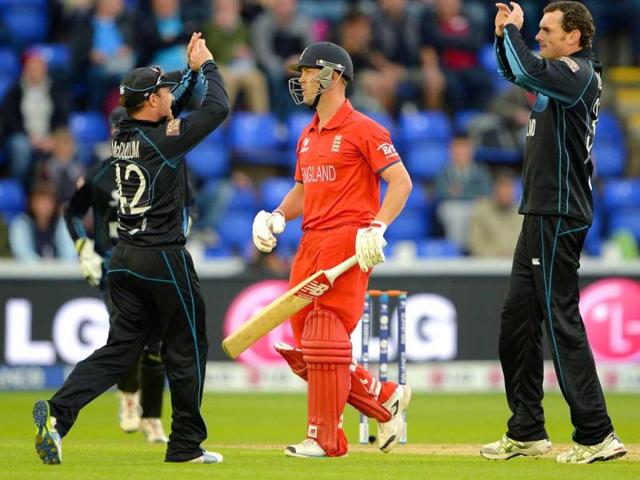 Jonathan Trott (C) leaves the field after getting out to the bowling of New Zealand's Kyle Mills (R) during the 2013 ICC Champions Trophy cricket match between England and New Zealand at the Cardiff Wales Stadium in Cardiff, south Wales. AFP Photo