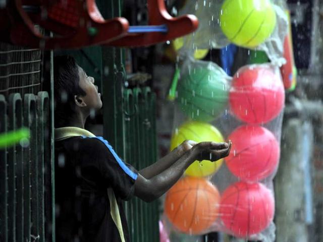 With the early arrival of monsoon, sudden rains bring respite from the intense heat, taking the temperature down in Noida. HT/Sunil Ghosh