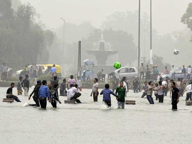 Delhiites enjoying the first monsoon shower of the season in New Delhi. HT/Vipin Kumar