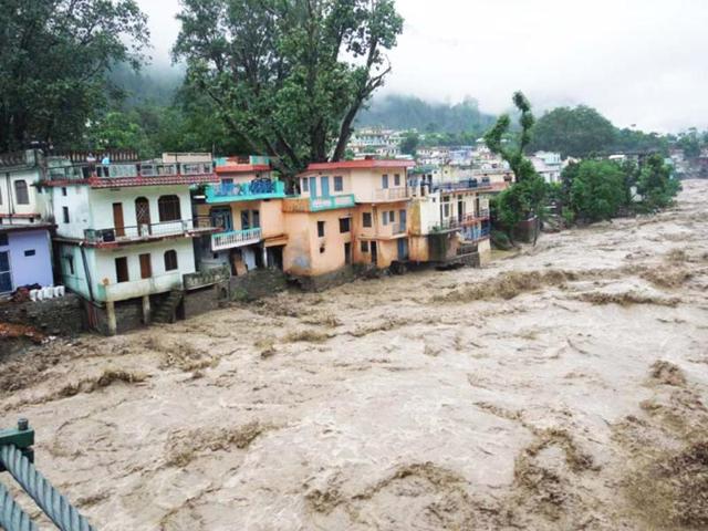 River Mandakini in Rutraprayag unleashes havoc. (HT Photo/Badri Nautiyal)