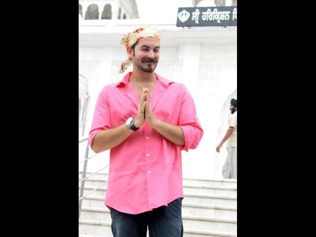 Neil Nitin Mukesh seeks blessings at the entrance of Bangla Saheb Gurdwara.
