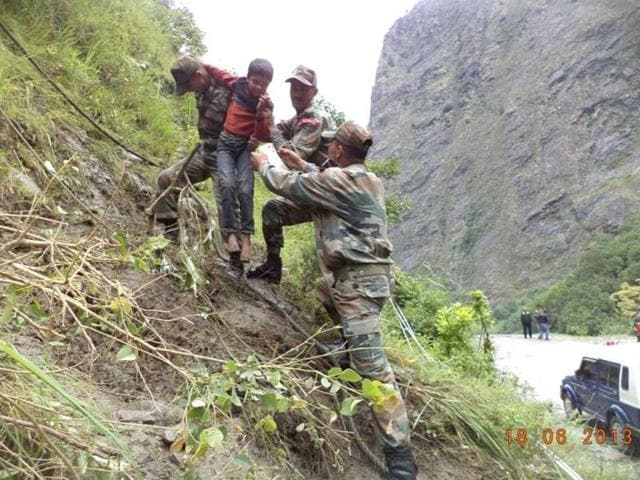 The army carries out rescue operations in areas of Uttarakhund severely affected by heavy rains and floods. (Photo courtesy: Indian Army)
