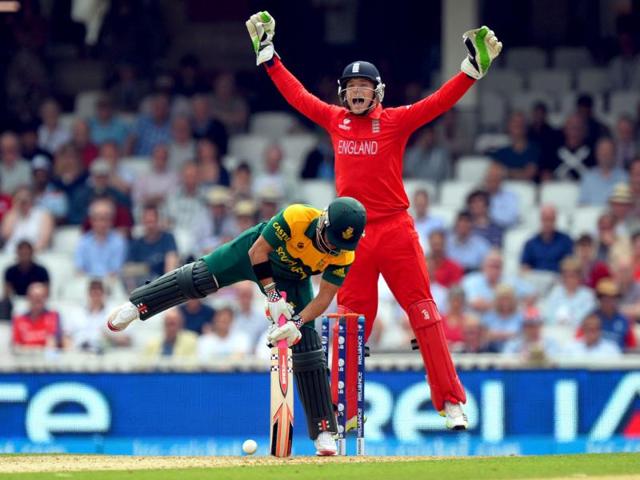England wicketkeeper Jos Buttler (R) appeals for the dismissal of South Africa's Jean-Paul Duminy during their ICC Champions Trophy semifinal cricket match at The Oval in London. AFP