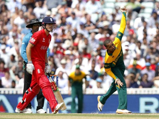 South Africa's Robin Peterson (R) bowls to England's Ian Bell during their ICC Champions Trophy semifinal match at The Oval in London. AP Photo