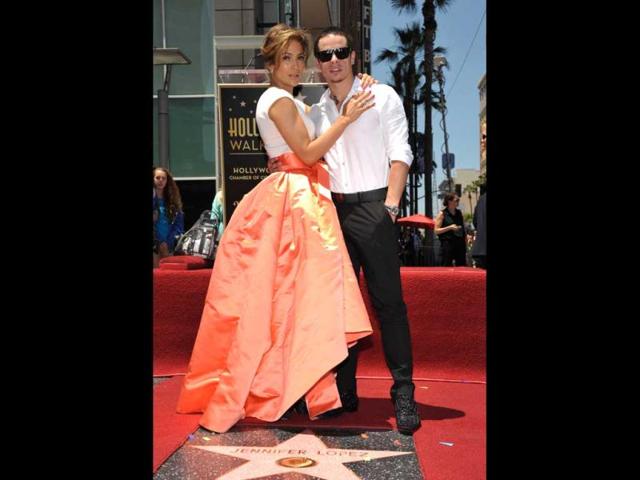 JLo poses with beau Casper Smart on her star after it was unveiled on the Walk of Fame in Hollywood, California June 20, 2013. (AP Photo) 