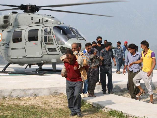 Military-personnel-carry-relief-supplies-from-an-Indian-Air-Force-Mi-26-heavy-lift-helicopter-in-Ghauri-Kund-Uttarakhand-AFP-Ministry-of-Defence-Gurudutt-Mehra Military-personnel-carry-relief-supplies-from-an-Indian-Air-Force-Mi-26-heavy-lift-helicopter-in-Ghauri-Kund-Uttarakhand-AFP-Ministry-of-Defence-Gurudutt-Mehra