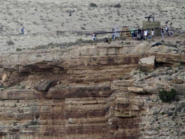 Daredevil Nik Wallenda crosses a tightrope 1,500 feet above the Little Colorado River Gorge, Arizona.(AP)