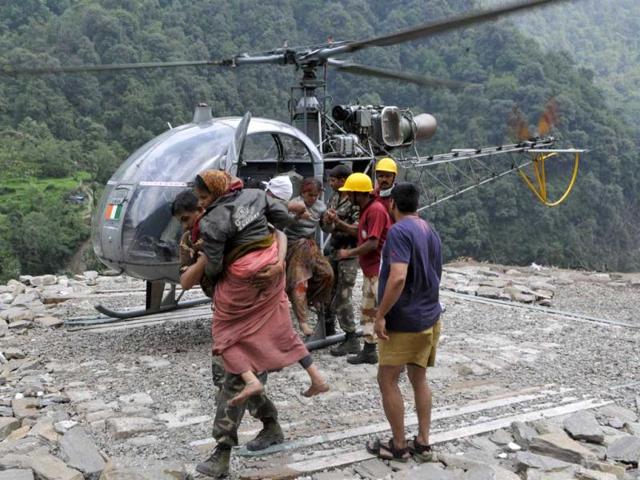Army personnel help victims off the helicopter after being air lifted from Jungle Chatti to Gaurikund in Uttarakhand. Arijit Sen/HT Photo
