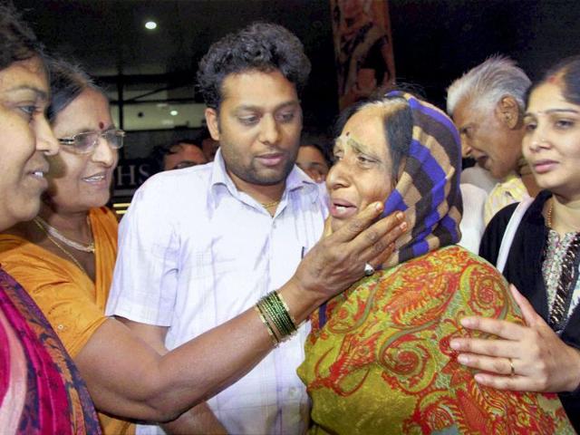 Rescued pilgrims from Uttarakhand arrive in Bhopal. PTI Photo