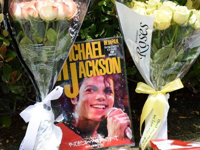 Flowers and a magazine left by fans is seen at Forest Lawn Memorial Park in Glendale, California where fans gathered to mark the fourth anniversary of the death of pop superstar Michael Jackson. (AFP)
